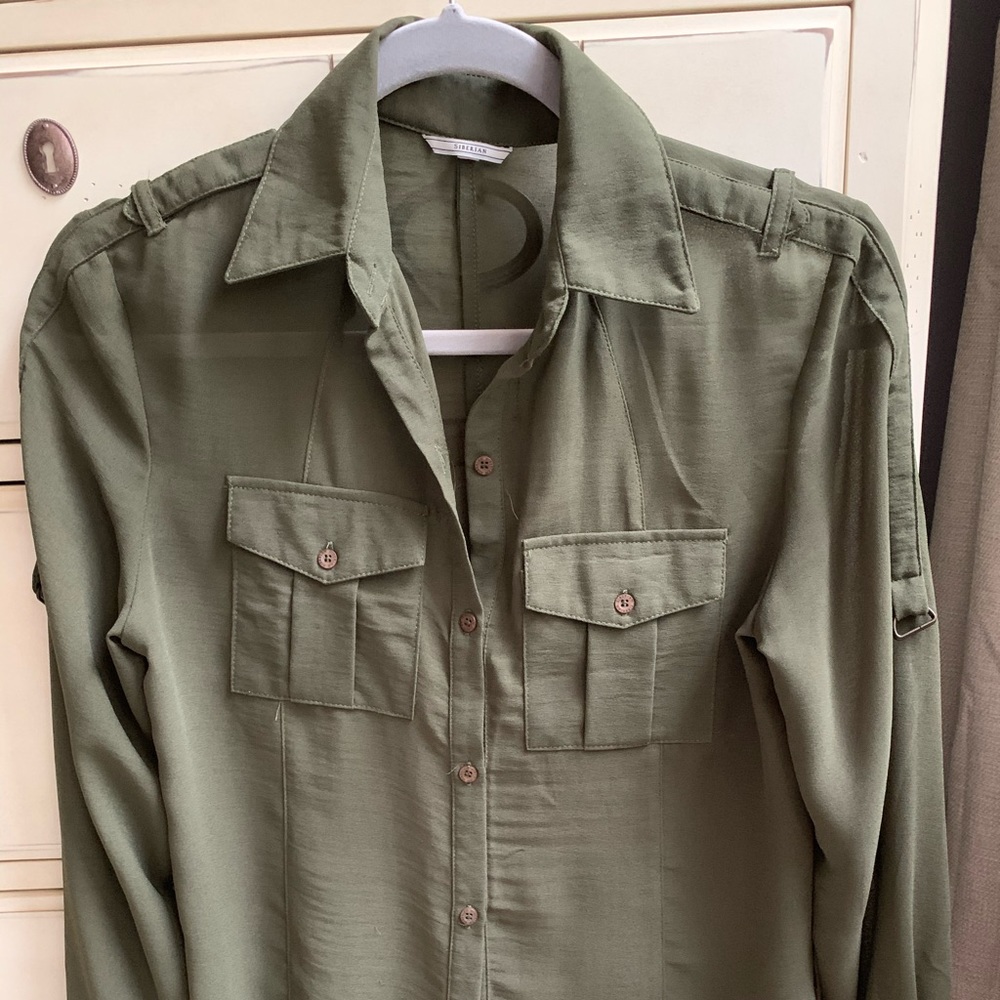 ✨ 5 for $25 ✨ Sheer olive green shirt